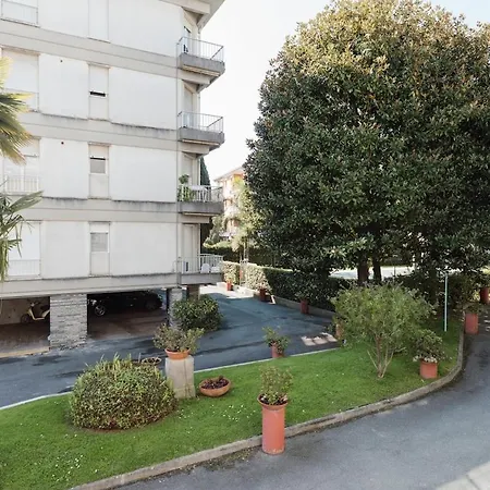 Les Fleurs Pool