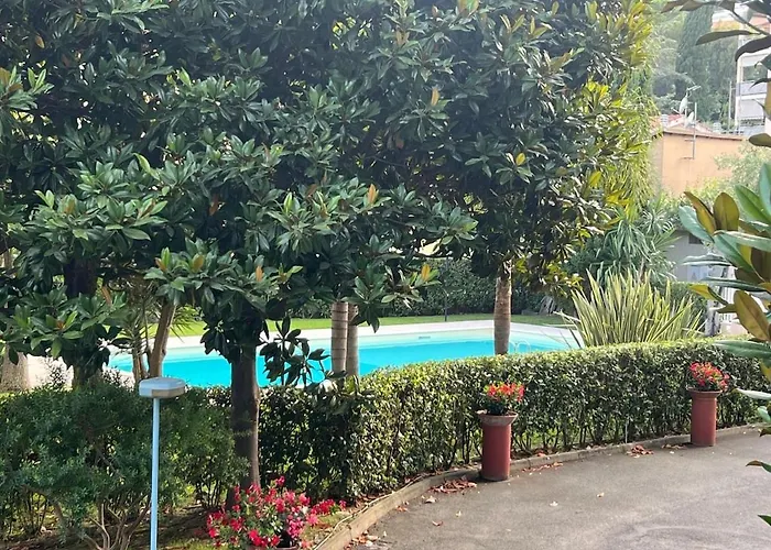 Les Fleurs Pool