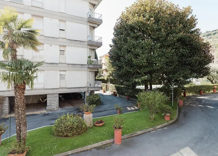Les Fleurs Pool
